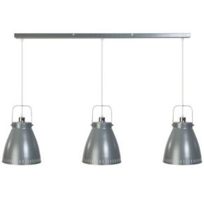 Hanglamp met drie industriele kappen aan een balk.
