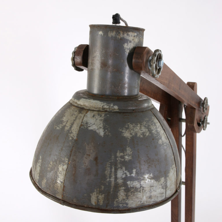 Industriële vloerlamp gemaakt van antieke tandartsboor met voetpedaal