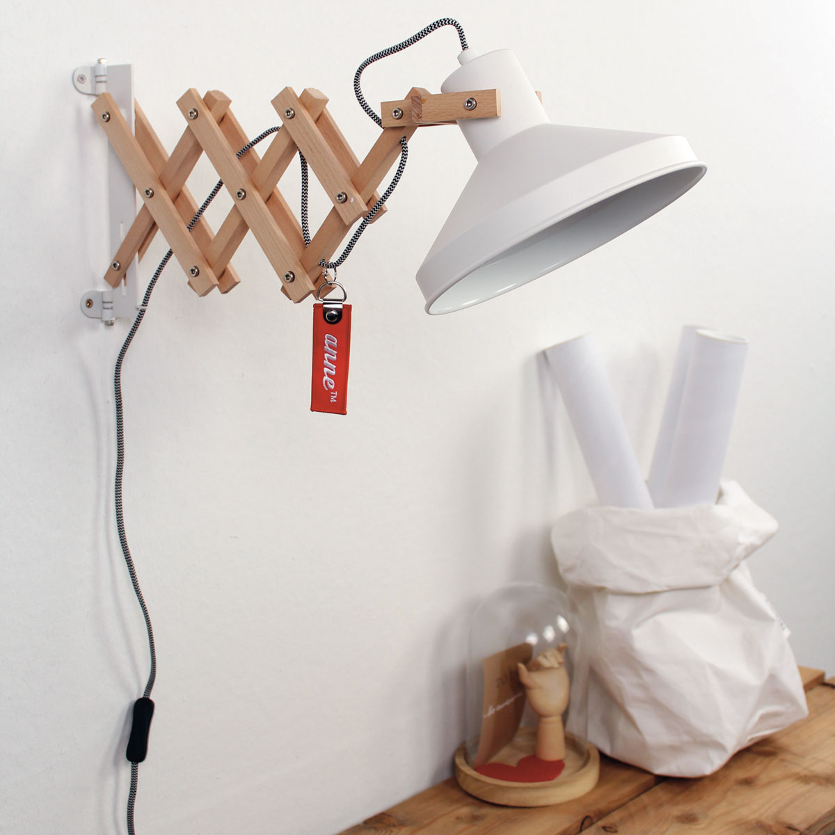 medeklinker Chronisch noorden Schaarlamp voor aan de muur hout met witte kap scandinavisch Woody Scissors  | Industriele lampen online